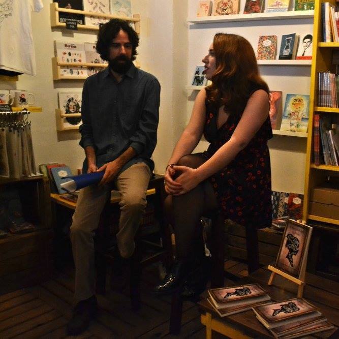 Foto de la presentación de "A los pies del palacio" con la autora y el editor charlando sobre la novela. 